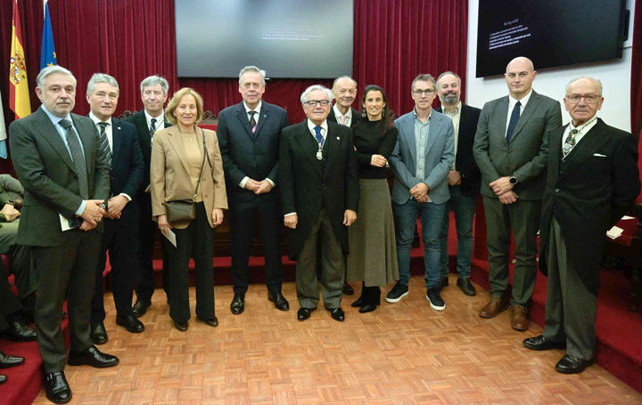 El conselleiro de Sanidade, Antonio Gómez Caamaño, posa junto a académicos y premiados tras la sesión inaugural del curso académico 2026 de la Real Academia de Medicina de Galicia, celebrada en su sede de A Coruña.