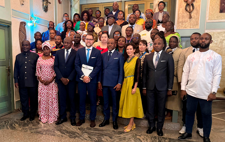 Foto de familia de los participantes en la jornada sobre malaria de Fundación Recover en Camerún.