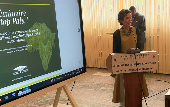 Marta Marañón interviene en la jornada sobre malaria en Youndé.