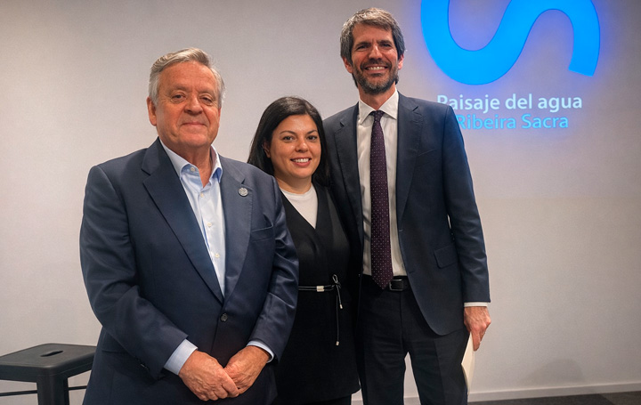 Julio Ancochea, presidente de Asomega; Patricia Domínguez, alcaldesa de Trives; y Ernest Urtasun, ministro de Cultura.