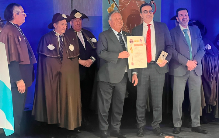 Julio Ancochea entrega a Julián García Feijóo su reconocimiento como Madrigallego de Oro al mérito sanitario.