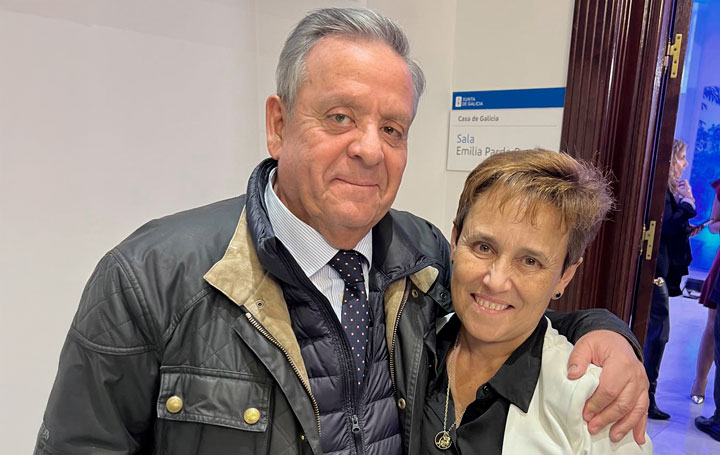 Julio Ancochea con Jovita Fernández, presidenta de la Agrupación Artística Gallega Rosalía de Castro del Centro Gallego de Madrid.