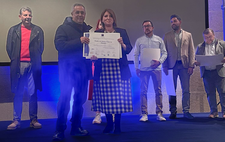 José Manuel Lage, promotor del Museo do Médico Rural de Maceda, y la alcaldesa de Allariz, Cristina Cid.