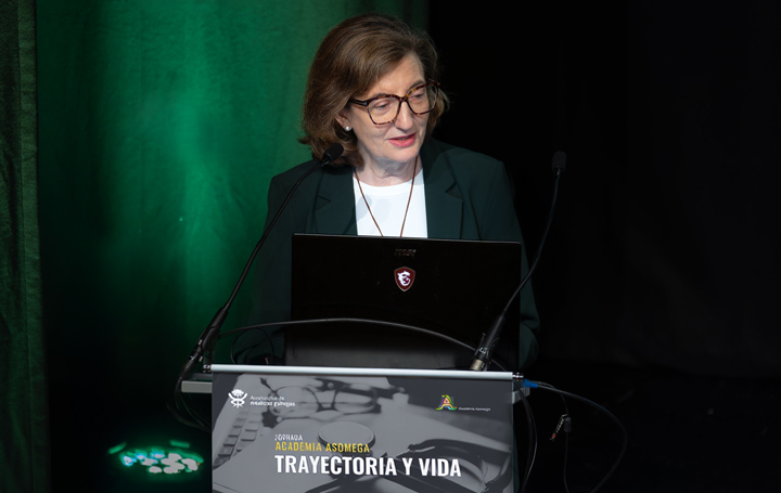 Marisa Crespo durante su intervención en la jornada Trayectoria y Vida de la Academia Asomega.