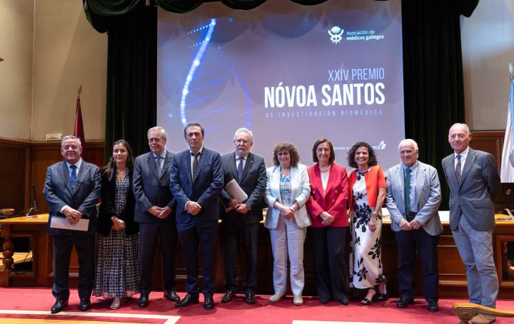 Foto de familia de autoridades y premiados: Julio Ancochea, presidente de Asomega; Lola Rodríguez Nogueira, ganadora del premio a joven investigadora; el conselleiro, Gómez Caamaño; Luis Paz-Ares; el presidente del Parlamento gallego, Miguel Santalices; Goretti Sanmartín, alcaldesa de Santiago; Pilar Bermejo, vicerrectora de Política Científica de la USC; Ana Peiró, de AstraZeneca; y los representantes de Aspronaga: su presidente, Nicanor Álvarez, y su director gerente, Juan Fontela.