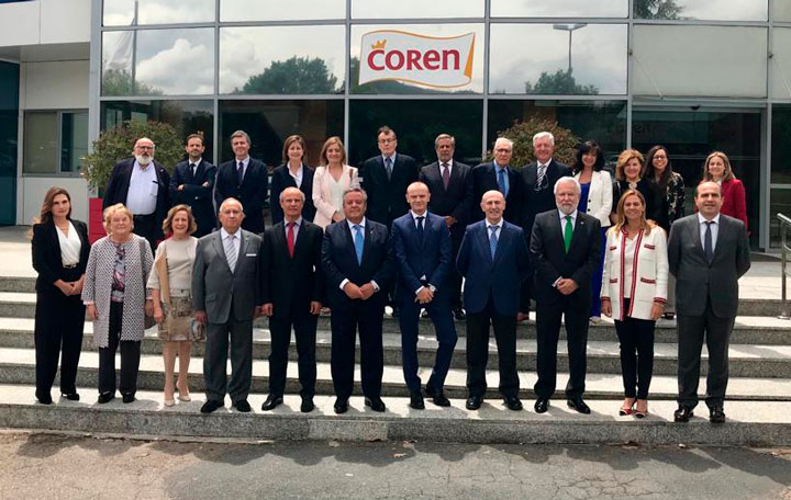 En 2019 Coren acogió el acto de entrega del XXI Premio Nóvoa Santos de Asomega, que correspondió al cardiólogo del CHUS José Ramón González Juanatey.  En la imagen, el galardonado aparece en primera fila en el centro. A su izquierda Julio Ancochea, presidente de Asomega; Emilio Rial, director general de Coren; el profesor Carro, presidente de la Real Academia de Medicina de Galicia; Julia Buján y María Eugenia Blanco Cachafeiro, de Asomega; y a la izquierda de Juanatey Manuel Gómez Franqueira, presidente de Coren, y el presidente del Parlamento de Galicia, Miguel Ángel Santalices.