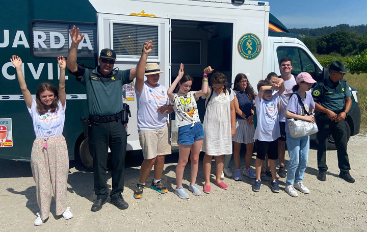 Los Peregrinos de Marte con los miembros de la Guardia Civil que los han recibido en Briallos.