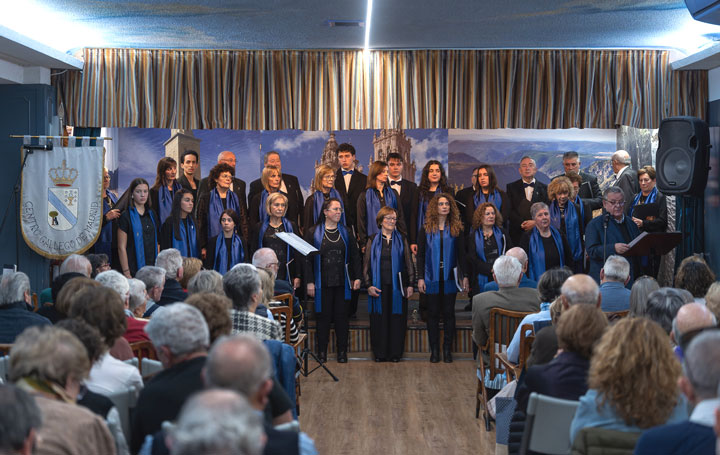 Momento del concierto del Orfeón Trivés en el que Julio Ancochea se dirige a los asistentes.