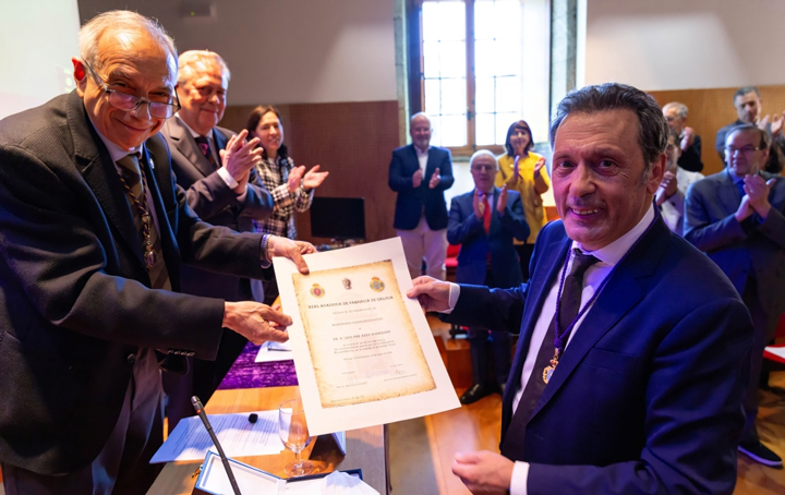 Luis Paz-Ares recibe la distinción que le acredita como académico.