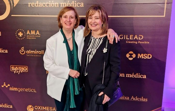 Pilar Rodríguez Ledo con Inmaculada Ramos, gerente del Hospital de Monforte de Lemos (Lugo).