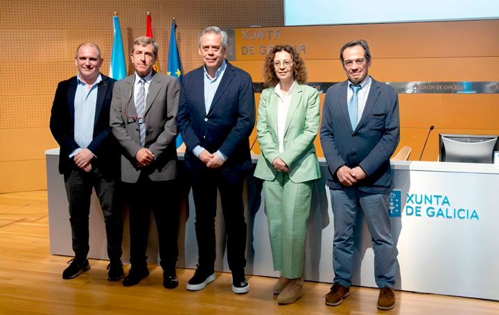 Alfredo Silva, director general de Asistencia Sanitaria del Sergas; Javier García Samaniego, coordinador de AEHVE y miembro de Asomega; el conselleiro de Sanidade, Antonio Gómez Caamaño; la directora general de Salud Pública, Carmen Durán; y Rafael Bañares, presidente de la Asociación Española para el Estudio del Hígado (AEEH).
