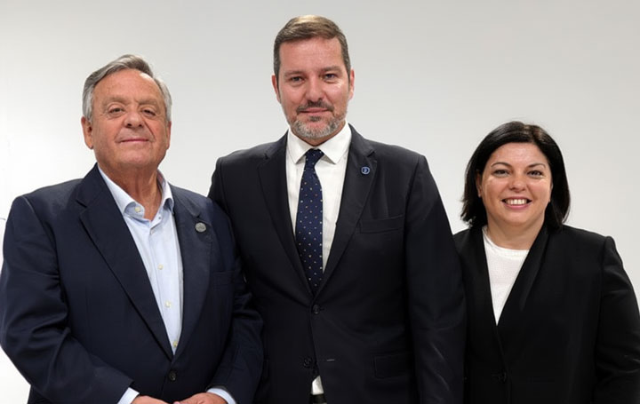 Ancochea y Domínguez flanquean al conselleiro de Cultura, José López Campos.