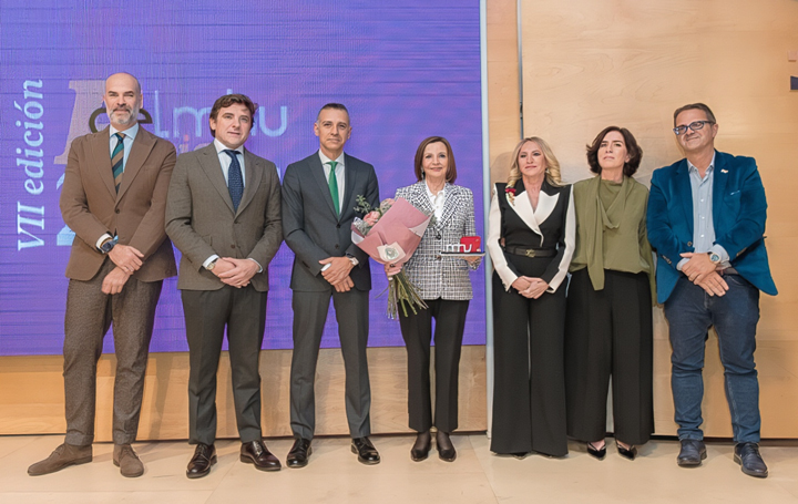 Luz Couce, en el centro, en el momento de recibir el reconocimiento.