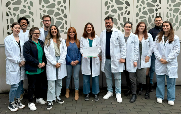 En el centro, la investigadora Noa Carrera Cachaza, rodeada por el resto de miembros de su equipo. A su izquierda, Miguel García González, responsable de NefroCHUS.