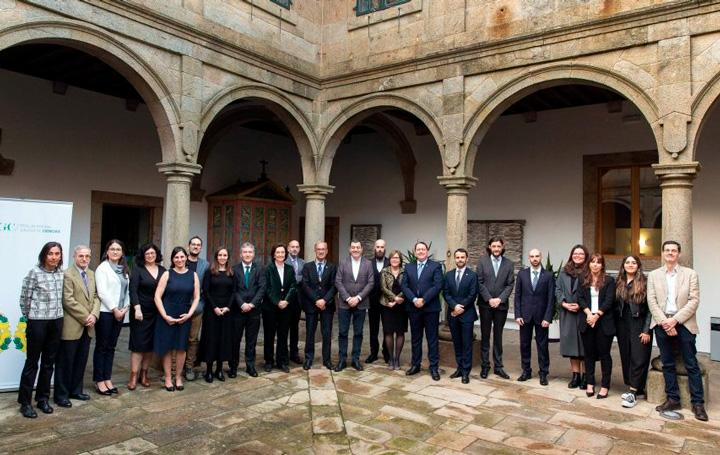Foto de familia de los galardonados en los 33 Premios de Investigación Ernesto Viéitez Cortizo 2023.