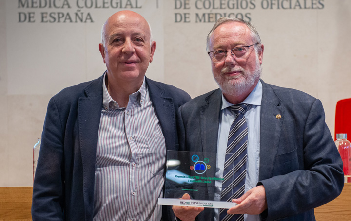 Javier García Pérez, secretario general del Comité Científico de la Red TBS-Stop Epidemias y presidente de NeumoMadrid, entrega su premio a Francisco Pascual, presidente del CNPT.