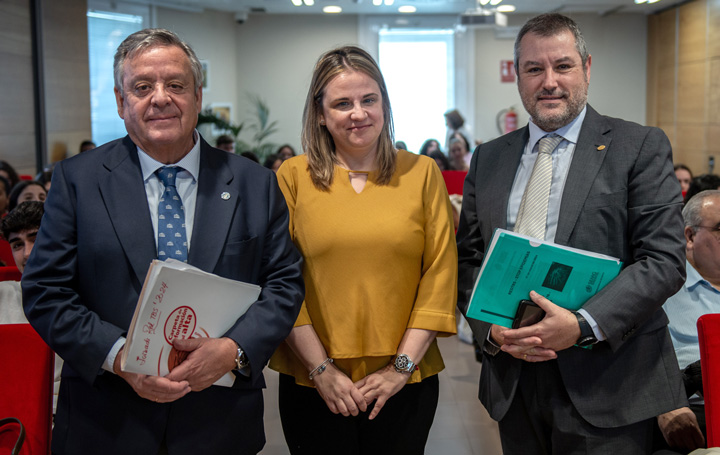 Julio Ancochea, presidente de Asomega y del Comité Científico de Red TBS-Stop Epidemias; Fátima Cabello, directora del Área de Salud de Cruz Roja; e Higinio Flores, vicepresidente de la Sociedad Española de Médicos Generales y de Familia.