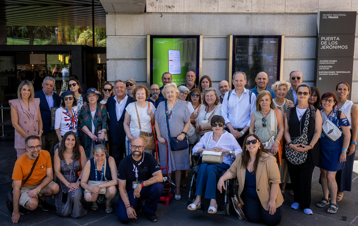 Los participantes en RespirArte posan antes de iniciar su visita guiada al Museo del Prado.