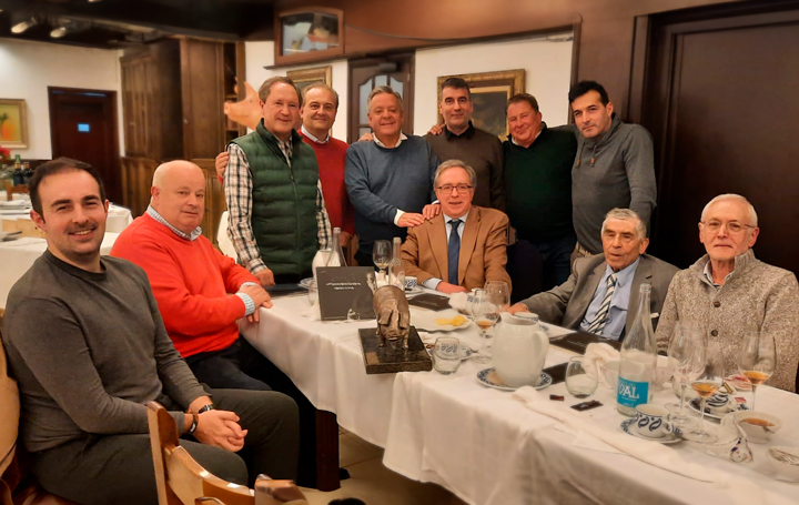 De izquierda a derecha, sentados: Adrián Mosquera, hematólogo; Jesús Busto, director general de la Fundación Amigos de Galicia; José Lago Calvo, abogado da Fundación Amigos de Galicia; Ramiro José Varela Cives, presidente de Amigos de Galicia; José Luis Bello, jefe del Servicio de Hematología y Hemoterapia del CHUS ya jubilado. De pie: Miguel Villar, ex presidente de Amigos de Galicia; Armando Requeixo, investigador y crítico literario; Julio Ancoechea, presidente de Asomega; el escritor Xosé Luna; José Luis Rodríguez, de Asomega; el cantautor Manoele de Felisa.