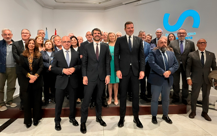 El ministro Urtasun y el conselleiro López Campos posan con los alcaldes de la zona y representantes gallegos en Madrid, entre ellos el presidente de Asomega, Julio Ancochea.