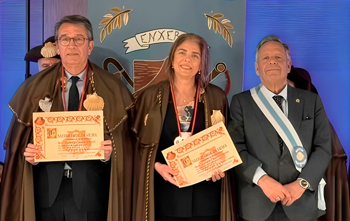 Roberto Conde y Carmen Encinas, nuevos cofrades, junto a Julio Ancochea.