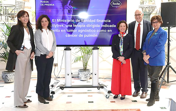 En la presentación del entrectinib han participado Pilar Garrido, jefa del Servicio de Oncología Médica y codirectora del Área Cáncer IRYCIS del Hospital Universitario Ramón y Cajal de Madrid; Elena Garralda, directora de la Unidad de Investigación de Terapia Molecular del Instituto de Oncología del Hospital Vall d’Hebron de Barcelona; Mari Luz Amador, directora médico de Roche Farma España; Federico Plaza, director de Corporate Affairs de Roche Farma España, y la Dra. Ana Fernández-Teijeiro, presidente de la Sociedad Española de Hematología y Oncología Pediátricas (SEHOP) y miembro de Asomega.