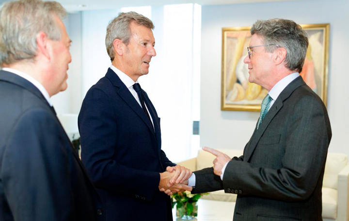 Alfonso Rueda, presidente de la Xunta, y Padraic Ward, director ejecutivo de Roche Pharma International, en la firma de este acuerdo para medir el impacto real que tienen los tratamientos innovadores en la vida de los pacientes con DMAE.