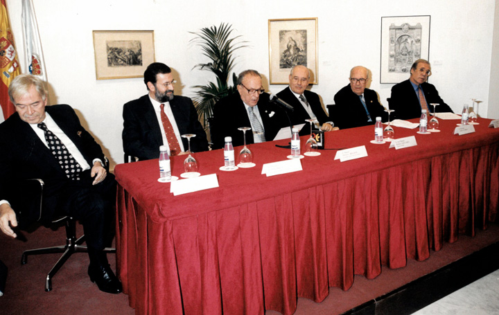 Entrega del Premio Nóvoa Santos en la Casa de Galicia. A la izquierda el receptor del galardón, Manuel Sánchez Salorio.