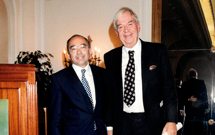 Manuel Sánchez Salorio con su amigo Julián García Sánchez tras recibir el III Premio Nóvoa Santos de Asomega en 1998.