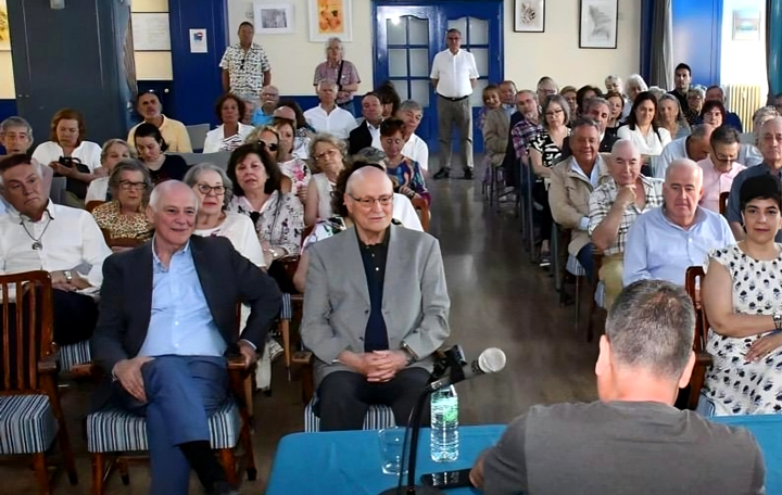 Sala do Centro Galego de Madrid repleta para escoitar a Xosé Luna e Manoele de Felisa e as súas achegas sobre as cantareiras.
