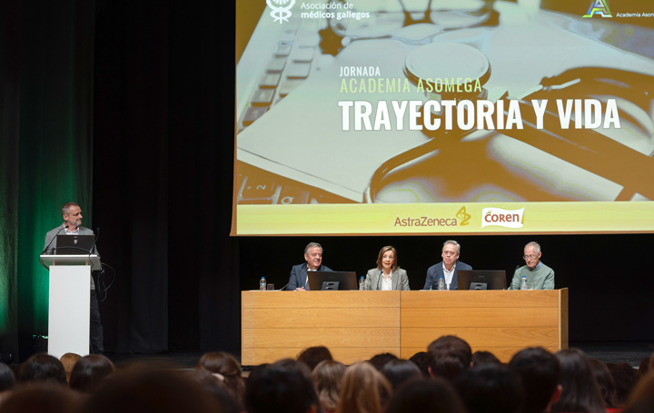 Inauguración de la jornada "Trayectoria y vida". En la mesa: Julio Ancochea, presidente de Asomega; Luz Couce, subdirectora de la Academia Asomega; Antonio Gómez Caamaño, conselleiro de Sanidade; y Ángel Carracedo, director de la Academia Asomega.