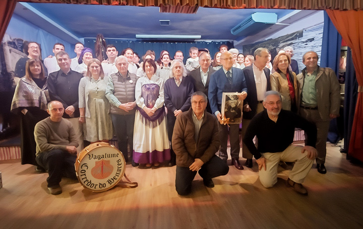 Actores, miembros del Centro Gallego de Madrid y de la Asociación Galega Corredor do Henares posan al finalizar la obra.