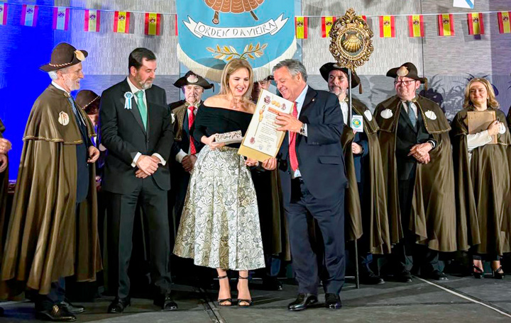 Julio Ancochea entrega a Beatriz Domínguez-Gil el reconocimiento como Madrigallega de Oro al mérito en la Medicina.