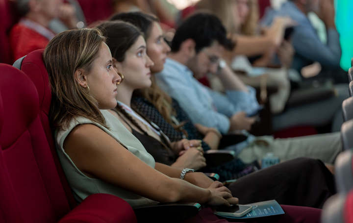 Entre los asistentes, tanto en la sala como a través del streaming, numerosos estudiantes de Medicina y residentes.