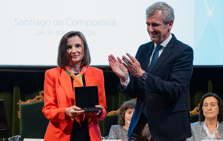 Luz Couce recibe de manos del presidente de la Xunta, Alfonso Rueda, el XXIII Premio Nóvoa Santos.