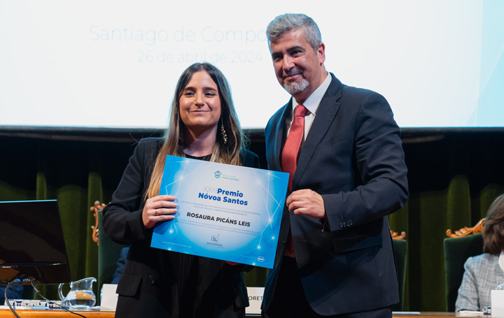 Ángel Hernández, de Roche, entrega la parte del premio destinada a la investigación a Rosaura Picáns Leis.