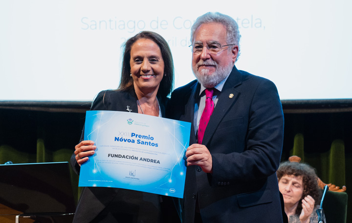 Miguel Santalices, presidente del Parlamento gallego, entrega la parte de humanización del Premio Nóvoa Santos a Charo Barca, presidenta de Fundación Andrea.
