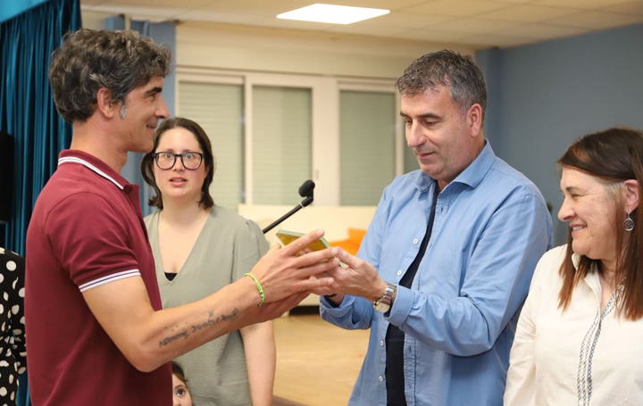 Xosé Luna recibe su reconocimiento en el centro educativo del que ha sido profesor.