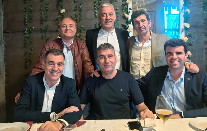 Javier González Barcala (primero por la derecha, de pie), miembro de la Junta Directiva de Asomega, representó a la entidad en el homenaje a Xosé Luna.