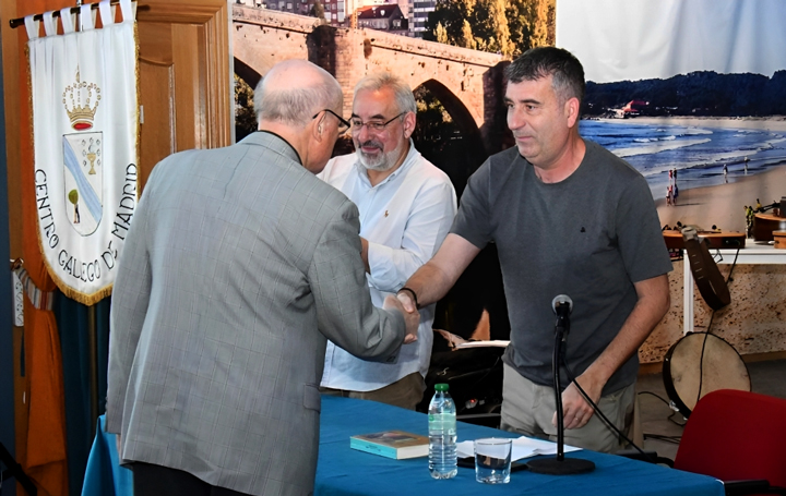 Xosé Luna saúda ao presidente do Centro Galego de Madrid, Fernando Rey Paz.