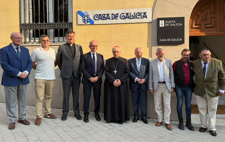 Luis E. Ramos, director de la Casa de Galicia, entrega una placa conmemorativa al fotógrafo Manolo Seixas.