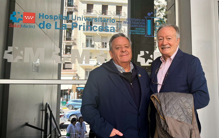 Julio Ancochea y José Rodríguez en la puerta del Hospital de La Princesa de Madrid.