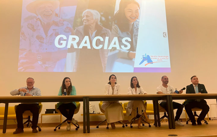 Momento de la jornada en La Princesa contra el tabaquismo. En el atril Joan B. Soriano, vicepresidente segundo del CNPT, entidad en la que representa a Asomega.