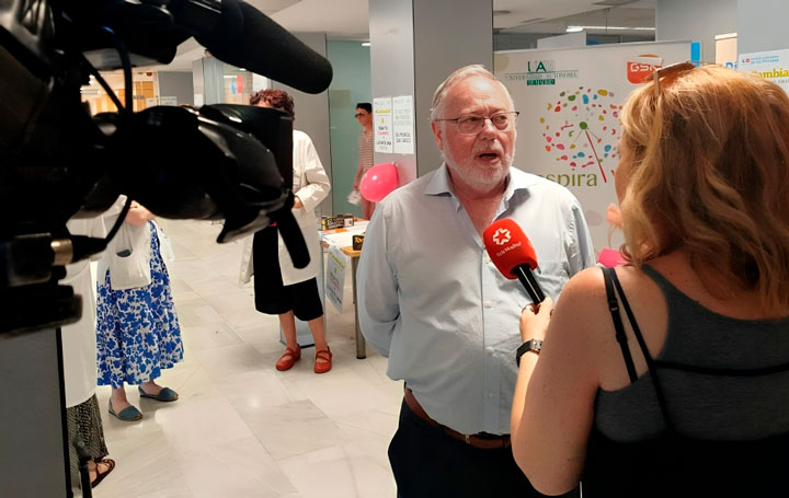 Francisco Pascual, presidente del CNPT, entrevistado por un medio de comunicación en el Hospital de La Princesa.