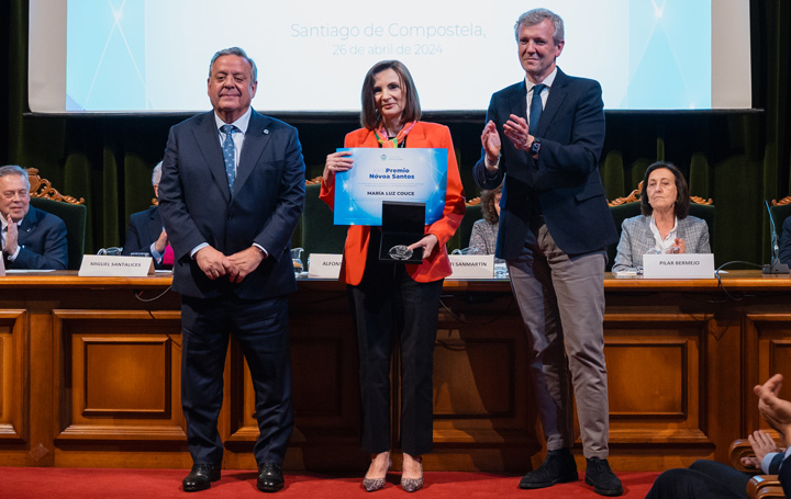 Julio Ancochea, presidente de Asomega; Luz Couce, ganadora del XXIII Premio Nóvoa Santos; y Alfonso Rueda, presidente de la Xunta de Galicia.