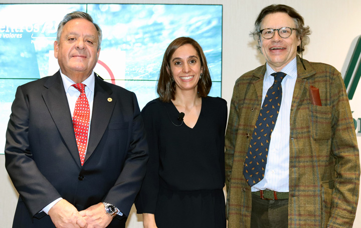 Julio Ancochea, presidente de Asomega y moderador de la sesión; la ponente, Marta Miret, doctora en Psicología Clínica y de la Salud y profesora de la UAM; y José Luis Ayuso, catedrático de Psiquiatría de la UAM.