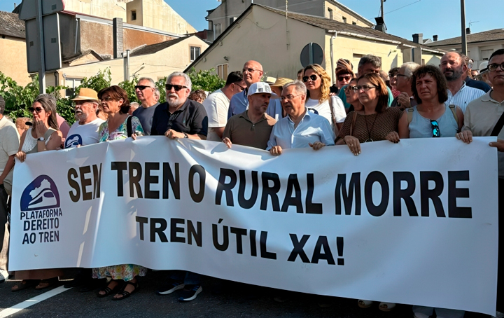 Miguel Santalices, presidente del Parlamento de Galicia, en la manifestación en A Gudiña.